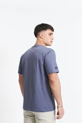 Remera color durazno de manga corta, cuello redondo y corte clásico. Estampado frontal con recuadro de buscador web y texto "authentic".