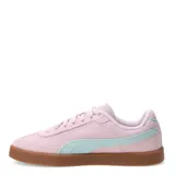 Championes Puma modelo Club II Era Suede, confeccionados en gamuza color rosa con la franja lateral característica en color verde agua y suela de goma color caramelo.