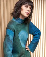 Vestido celeste con teñido artesanal tie dye en forma de luna, cuello alto cruzado y aberturas laterales.