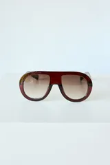 Lentes de sol con armazón de policarbonato con estampado carey y cristales amarillos. Diseño de estilo aviador con puente superior recto.