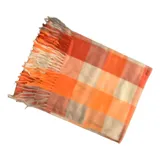 Bufanda rectangular de tejido afelpado con diseño de cuadros en tonos rosado, gris y beige. Presenta terminaciones con flecos en los extremos.