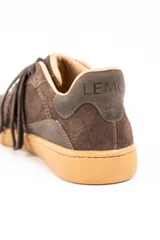 Zapatilla urbana de gamuza color marrón, con cordones al tono, suela de goma color caramelo y logo de la marca grabado en el lateral.