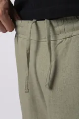 Bermuda cargo de lino y rayón color blanco, con bolsillos laterales tipo cargo, cintura elástica con cordón ajustable y calce relajado.