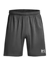Short deportivo Under Armour de la línea Challenger, color gris con paneles laterales en negro y logo de la marca estampado en blanco. Confeccionado en tejido de punto ligero y transpirable con cintura elástica y cordón interno.