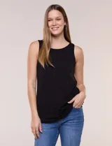 Musculosa negra básica con escote redondo y sisa amplia, confeccionada en tejido suave con doble tela interna en el frente.