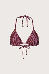 Top de bikini estilo triángulo con estampado animal print en tonos bordó y rosado, decorado con pequeñas tachas metálicas. Posee tiras ajustables para atar en el cuello y la espalda, con terminales metálicos decorativos.
