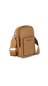 Bandolera pequeña de diseño compacto en color mostaza, confeccionada en material sintético con textura granulada. Presenta un bolsillo frontal con el logo de la marca impreso, cierre superior y correa ancha ajustable y desmontable.