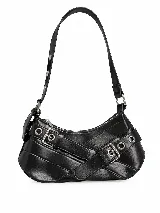 Cartera estilo shoulder bag color negro, con cierre superior, tiras cruzadas con hebillas metálicas y detalles de ojales plateados.
