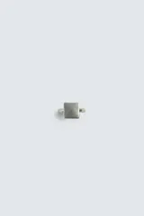 Anillo sello metálico con baño de plata y diseño cuadrado minimalista.