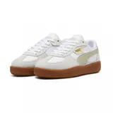 Championes Puma modelo Palermo, con diseño retro de perfil bajo. Presentan una combinación de cuero blanco y gamuza en tonos claros, con detalles en rosa pálido y una suela de goma color caramelo. Incluyen el logo de la marca en dorado en el lateral.