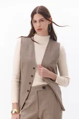 Chaleco marrón con botones, corte midi y escote en V.