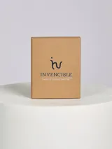 Billetera de cuero color gris oscuro con costuras al tono y logo en bajo relieve.