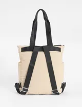 Mochila de poliéster color bordó, con diseño acolchado, bolsillo frontal removible con cierre y correas de hombro reforzadas.