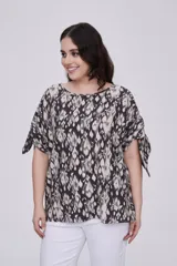 Blusa estampada con cuello redondo y mangas cortas con aberturas y lazos.