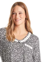 Camisón de tejido soft color beige con estampado floral sutil, escote redondo con detalle de puntilla crochet y bolsillo frontal con borde de crochet. Posee mangas tres cuartos y corte recto.
