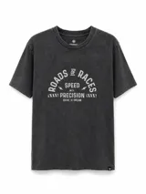 Remera de algodón con efecto lavado, color negro, de corte holgado y manga corta. Presenta un estampado gráfico central con tipografía y elementos abstractos en tonos claros.