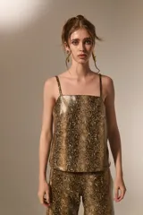 Top de breteles finos con escote recto, confeccionado en material sintético con estampado de piel de serpiente.