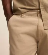 Pantalón de sarga para hombre, de corte recto y diseño básico. Cuenta con cintura fija con trabillas para cinturón, cierre frontal con cremallera y botón, y bolsillos laterales y traseros.