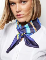 Pañuelo cuadrado de satén estampado con diseño geométrico en tonos rosa, violeta, blanco, amarillo y marrón.