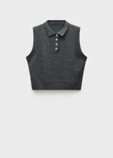 Chaleco de punto fino en color gris, con diseño recto, cuello camisero y cierre frontal parcial con botones. Sin mangas.