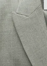 Blazer de corte recto y diseño cruzado, confeccionado en tejido mezcla de lana. Presenta cuello con solapas de muesca, cierre frontal con botones, bolsillo de ribete en el pecho y dos bolsillos laterales con solapa.