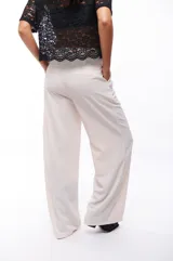 Pantalón de vestir color blanco, de corte palazzo y tiro alto.