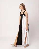 Vestido largo de lino color blanco, gris y amarillo, con breteles anchos, escote recto, elástico en la espalda y tajos laterales.