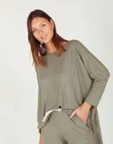 Remerón de manga larga color verde oliva, fabricado en morley y viscosa.