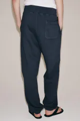 Pantalón de algodón con efecto lavado, de tiro medio, cintura elástica, pierna ancha y bajo abullonado con puño elástico.