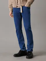 Pantalón de jean azul de corte slim, con bragueta con cremallera y diseño de cinco bolsillos.