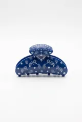 Broche para el cabello de color azul con diseño estampado estilo paisley en color blanco.