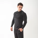 Remera de compresión manga larga color negro, con ajuste al cuerpo y logo de la marca Gains estampado en el pecho. Confeccionada en tejido técnico elástico y transpirable.