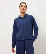 Campera deportiva Get Over de modal canelado azul marino, con capucha y cierre frontal de cremallera. Presenta diseño de manga larga con hombros raglán y puños ajustados.
