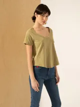 Remera verde oliva de corte holgado con escote en V y mangas cortas.