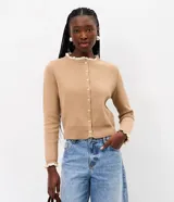 Cardigan de punto marrón de manga larga, con cierre frontal de botones y detalles de encaje blanco en el cuello redondo y los puños.