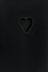 Vestido corto de punto stretch, color negro, con cuello redondo, manga sisa y detalle de abertura frontal en forma de corazón en el pecho.