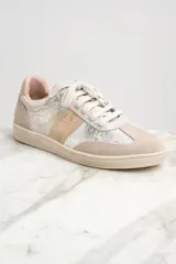 Zapatillas urbanas de cuero color beige con detalles plateados y laterales en cuero color piel de cocodrilo.