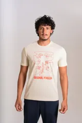 Remera de cuello redondo y manga corta color beige, con estampado gráfico frontal en color naranja que representa un brindis con diversas copas y el logo de la marca Original Penguin.