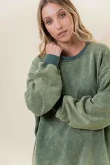 Sweater de tejido suave con lavado efecto vintage, color rosa fucsia, de calce oversize y cuello redondo.