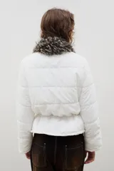 Campera puffer blanca con cuello de piel sintética, cierre frontal con botones a presión y cintura ajustable mediante cordón con tancas.