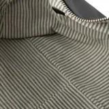 Bolso de viaje negro de cuero, con doble asa de mano y correa al hombro regulable con inscripción "Extra Large". Tiene doble cierre superior con tiradores de cordón, dos bolsillos laterales con cierre y dos bolsillos laterales abiertos. Interior forrado en tela de algodón y poliéster con un bolsillo con cierre y dos bolsillos abiertos. Herrajes plateados y logo "XL" en el frente.