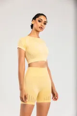 Short deportivo de tiro alto con diseño seamless y detalles de textura calada en los laterales. Confeccionado en tejido elástico y compresivo.