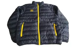 Campera puffer Umbro, modelo Ultra Light, color azul marino con detalles en amarillo en el cierre frontal y los bolsillos laterales. Presenta diseño acolchado y logo de la marca bordado en el pecho.
