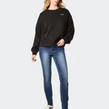 Buzo Wrangler de cuello redondo, color negro, con diseño clásico de mangas largas y puños y dobladillo acanalados. Cuenta con el logo de la marca bordado en el pecho.