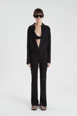 Pantalón negro de corte recto con bolsillos laterales y traseros.