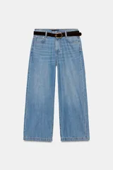 Jeans de tiro alto con pernera ancha y corte cropped. Presenta diseño de cinco bolsillos, cierre frontal con cremallera y botón, e incluye un cinturón oscuro con hebilla metálica.