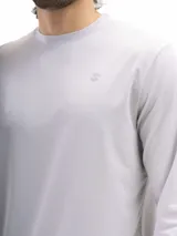 Remera deportiva negra de manga larga con protección UV.