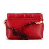 Cartera tipo sobre de color negro con diseño acolchado, solapa frontal y aplique metálico dorado con forma de letra V. Incluye correa de cadena dorada.