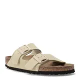 Sandalias Birkenstock modelo Arizona, con doble tira ajustable de gamuza en color beige y suela anatómica de corcho con base de goma.