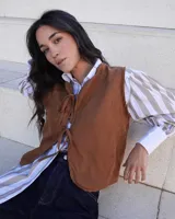 Chaleco marrón con lazos frontales y corte a la cintura.